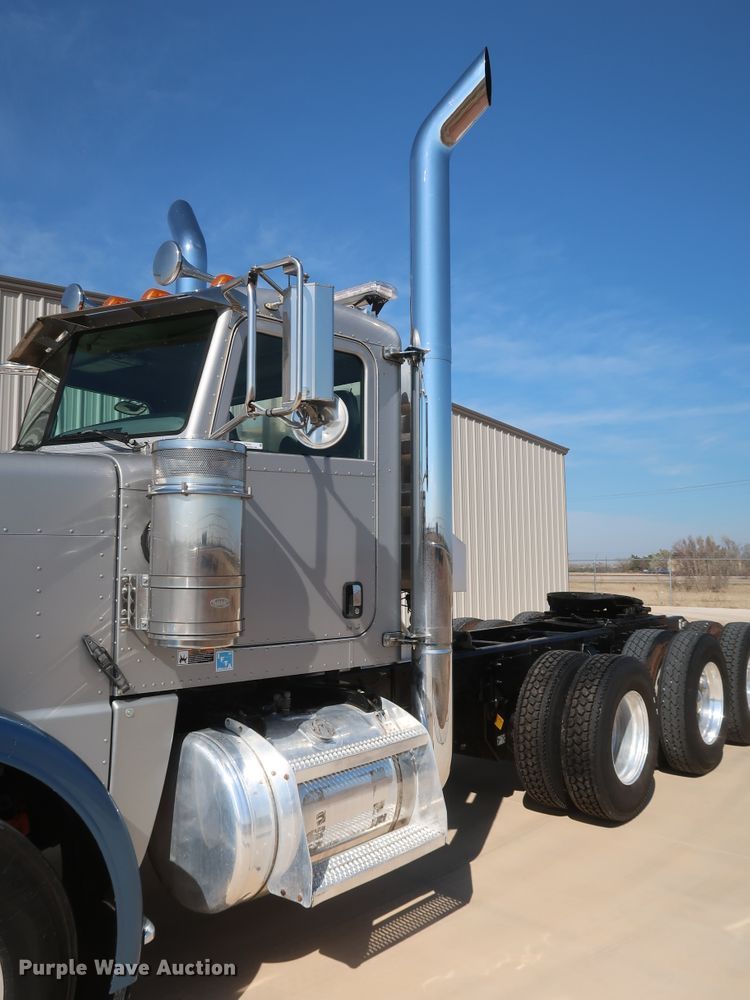 image for item IY9161 2013 Peterbilt 388  semi truck