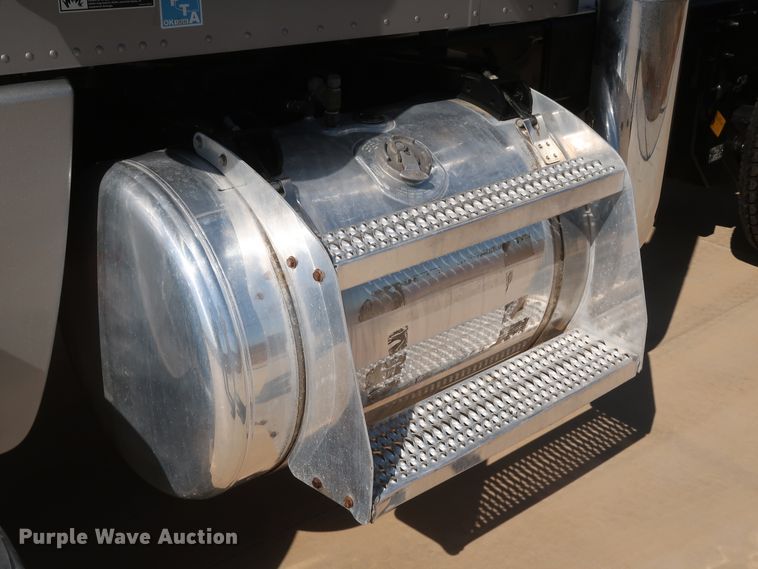 image for item IY9161 2013 Peterbilt 388  semi truck