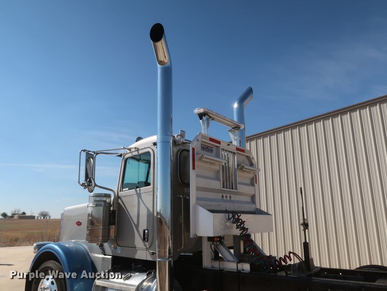 image for item IY9161 2013 Peterbilt 388  semi truck