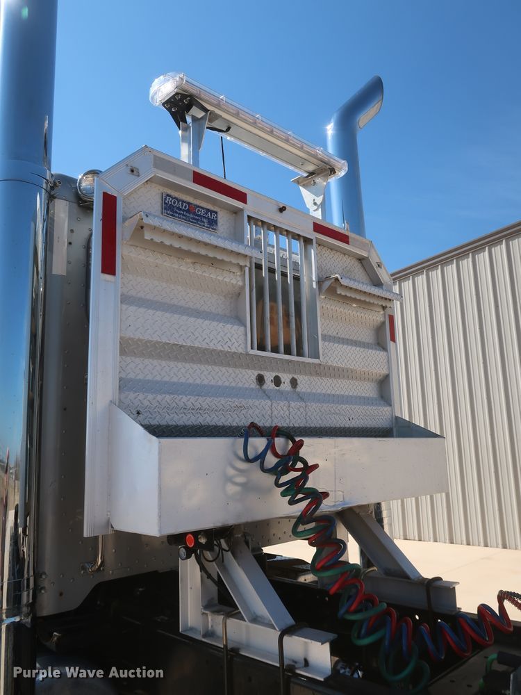 image for item IY9161 2013 Peterbilt 388  semi truck