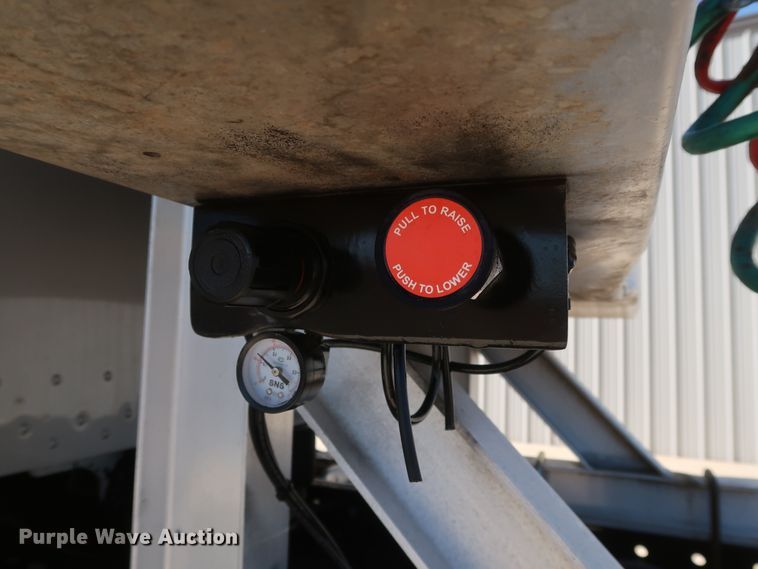 image for item IY9161 2013 Peterbilt 388  semi truck