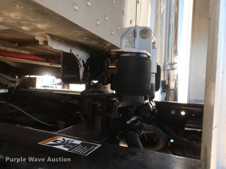 image for item IY9161 2013 Peterbilt 388  semi truck