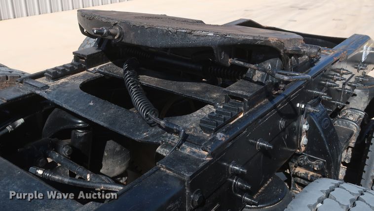 image for item IY9161 2013 Peterbilt 388  semi truck