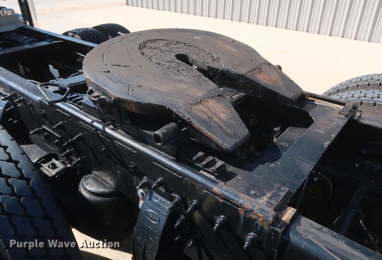 image for item IY9161 2013 Peterbilt 388  semi truck