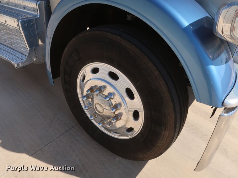 image for item IY9161 2013 Peterbilt 388  semi truck