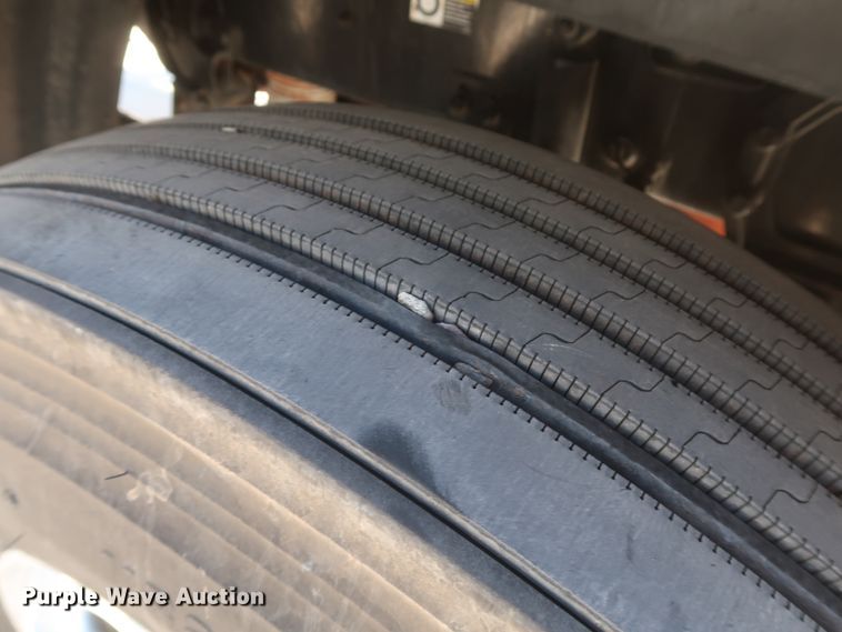 image for item IY9161 2013 Peterbilt 388  semi truck