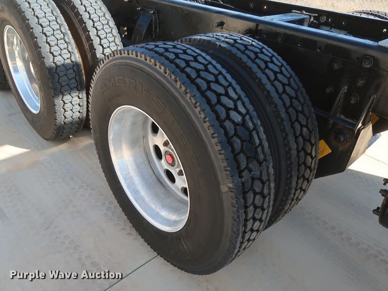 image for item IY9161 2013 Peterbilt 388  semi truck