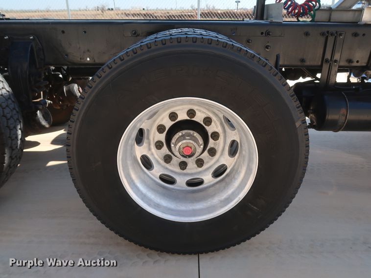 image for item IY9161 2013 Peterbilt 388  semi truck