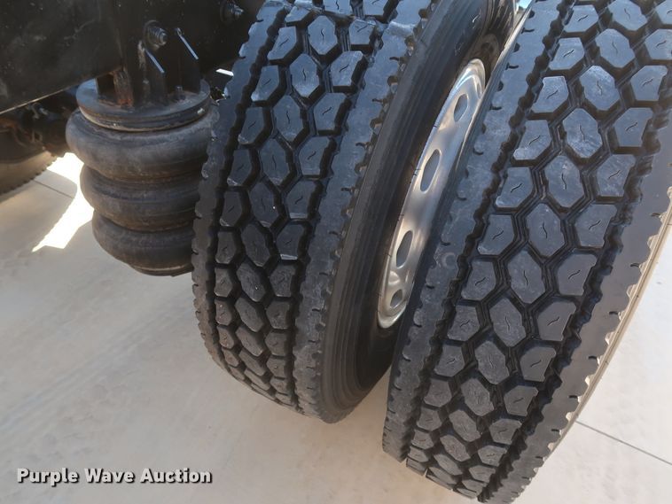 image for item IY9161 2013 Peterbilt 388  semi truck