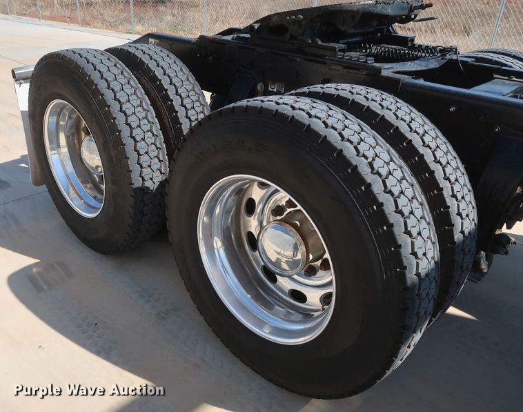 image for item IY9161 2013 Peterbilt 388  semi truck