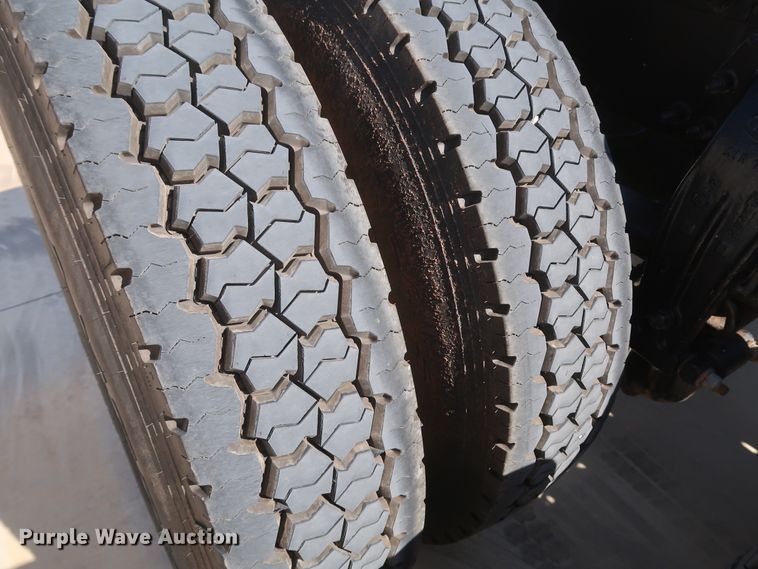 image for item IY9161 2013 Peterbilt 388  semi truck