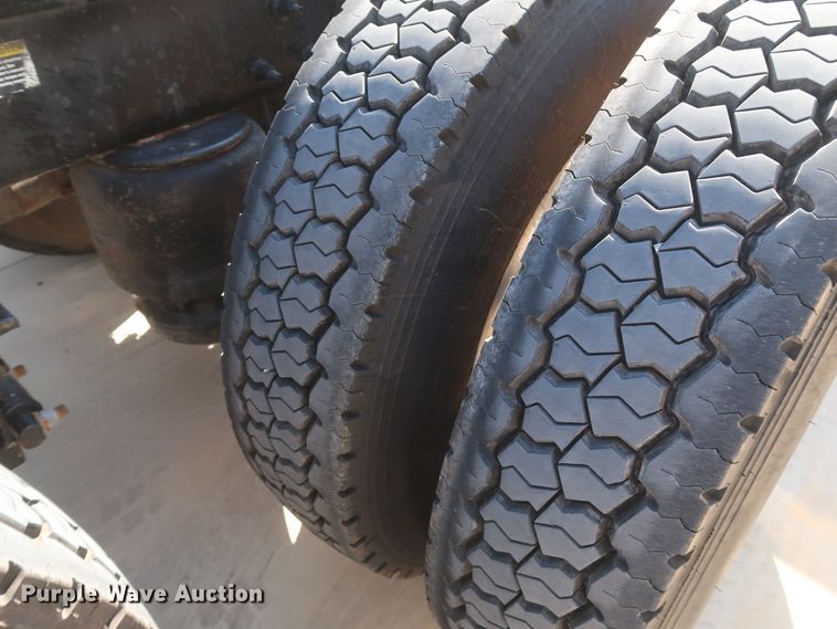 image for item IY9161 2013 Peterbilt 388  semi truck