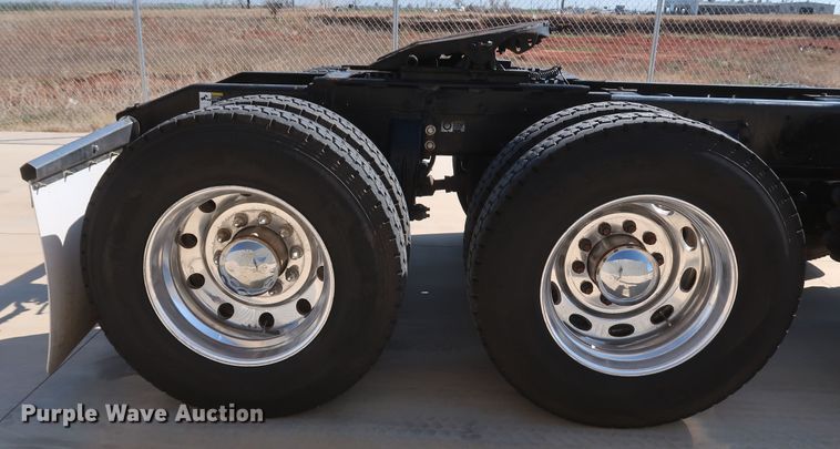 image for item IY9161 2013 Peterbilt 388  semi truck