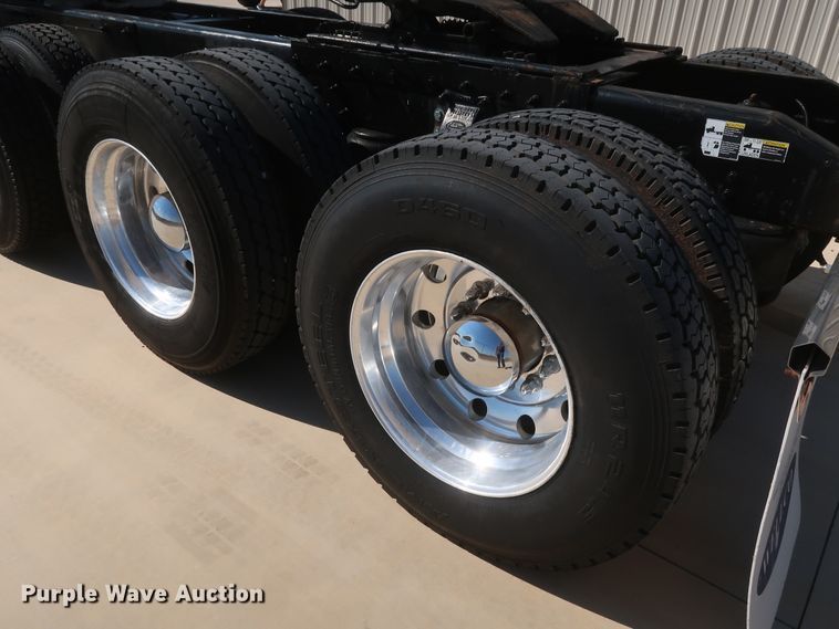 image for item IY9161 2013 Peterbilt 388  semi truck