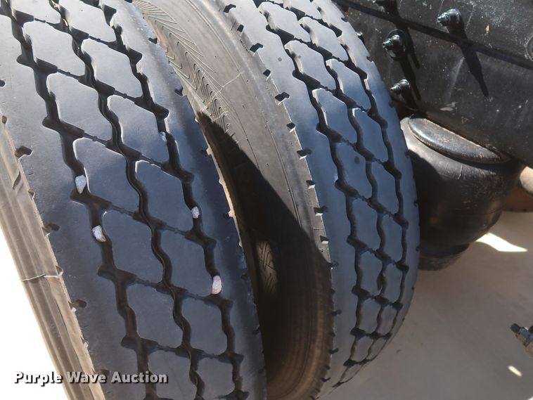 image for item IY9161 2013 Peterbilt 388  semi truck