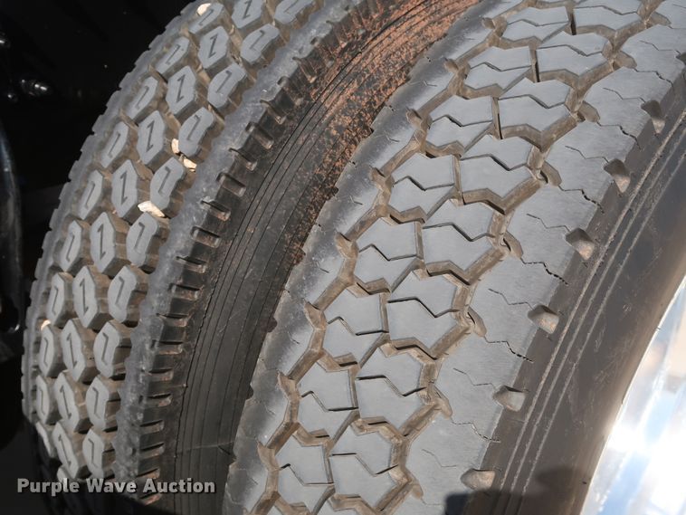 image for item IY9161 2013 Peterbilt 388  semi truck