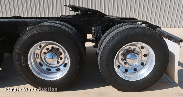 image for item IY9161 2013 Peterbilt 388  semi truck