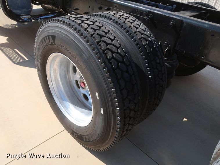 image for item IY9161 2013 Peterbilt 388  semi truck