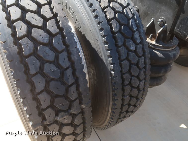 image for item IY9161 2013 Peterbilt 388  semi truck