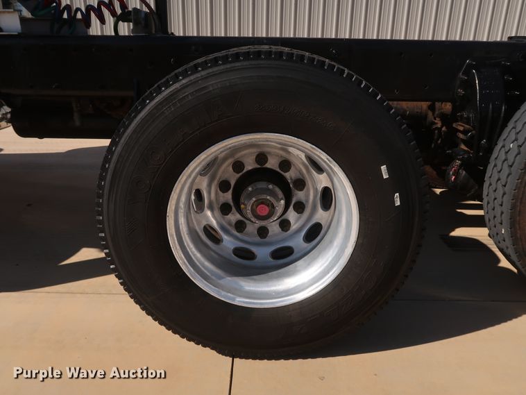 image for item IY9161 2013 Peterbilt 388  semi truck