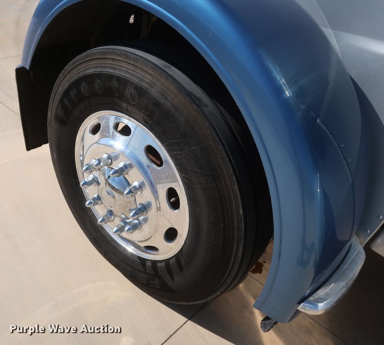 image for item IY9161 2013 Peterbilt 388  semi truck