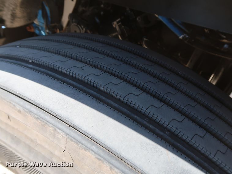 image for item IY9161 2013 Peterbilt 388  semi truck