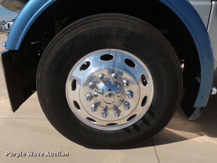 image for item IY9161 2013 Peterbilt 388  semi truck