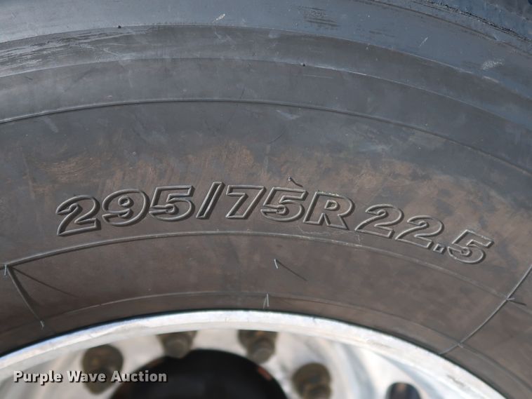 image for item IY9161 2013 Peterbilt 388  semi truck