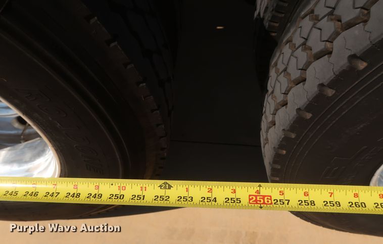 image for item IY9161 2013 Peterbilt 388  semi truck