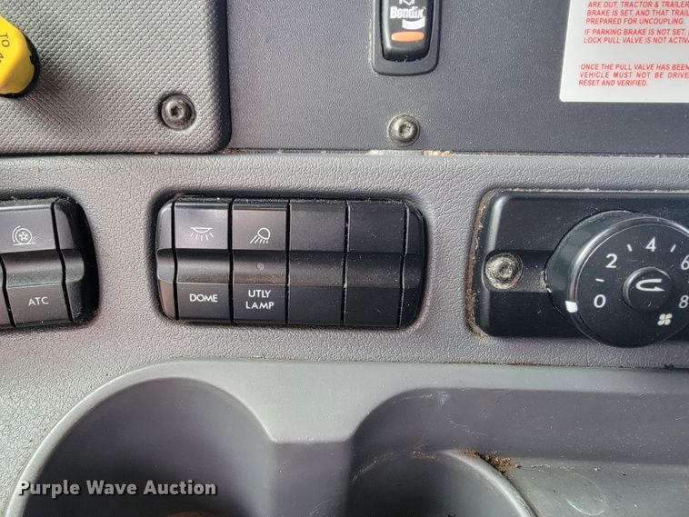 image for item JE9972 2016 Freightliner Cascadia  semi truck