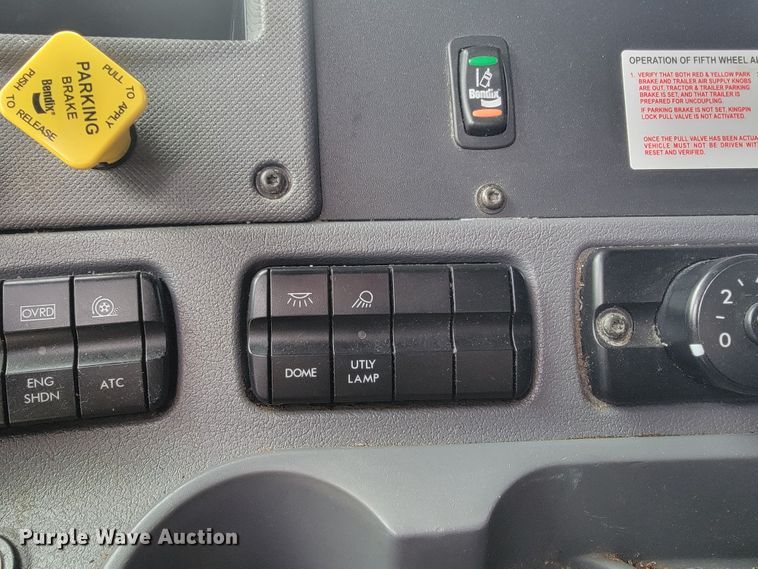 image for item JE9972 2016 Freightliner Cascadia  semi truck