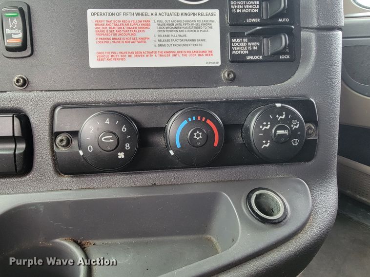 image for item JE9972 2016 Freightliner Cascadia  semi truck