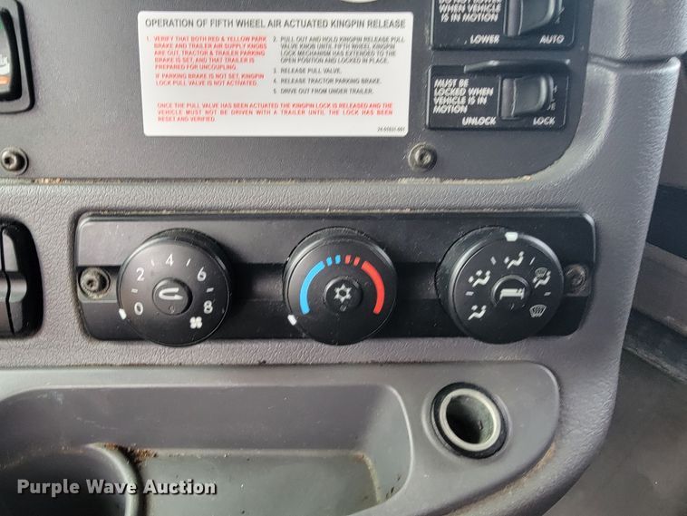 image for item JE9972 2016 Freightliner Cascadia  semi truck