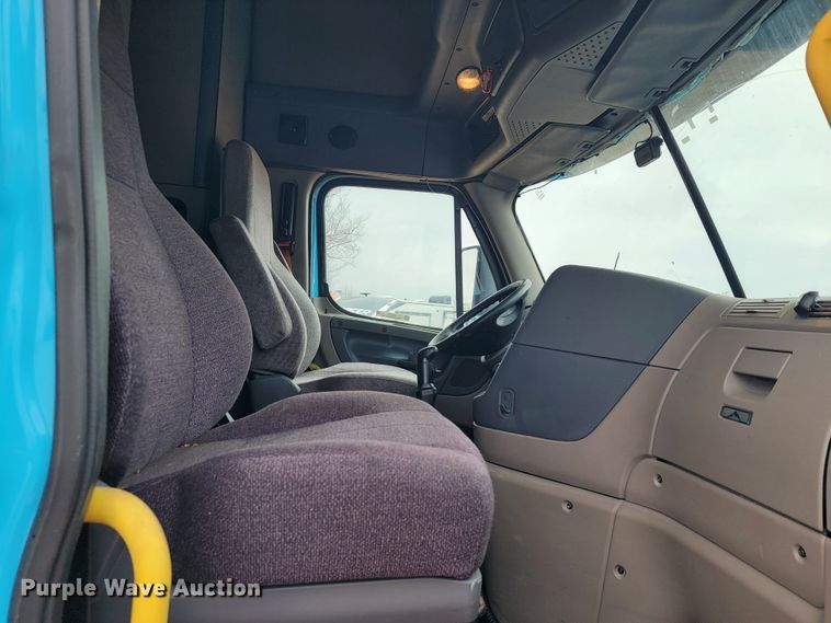 image for item JE9972 2016 Freightliner Cascadia  semi truck