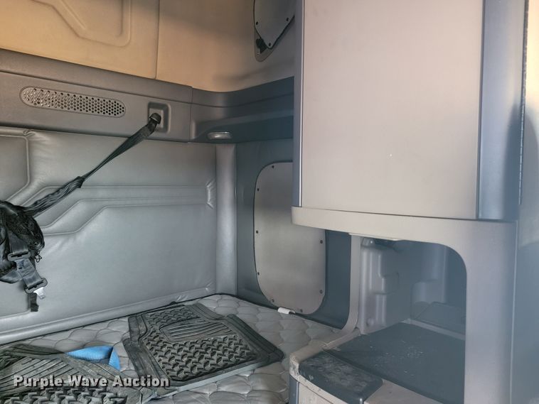 image for item JE9972 2016 Freightliner Cascadia  semi truck