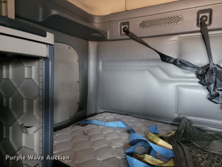 image for item JE9972 2016 Freightliner Cascadia  semi truck