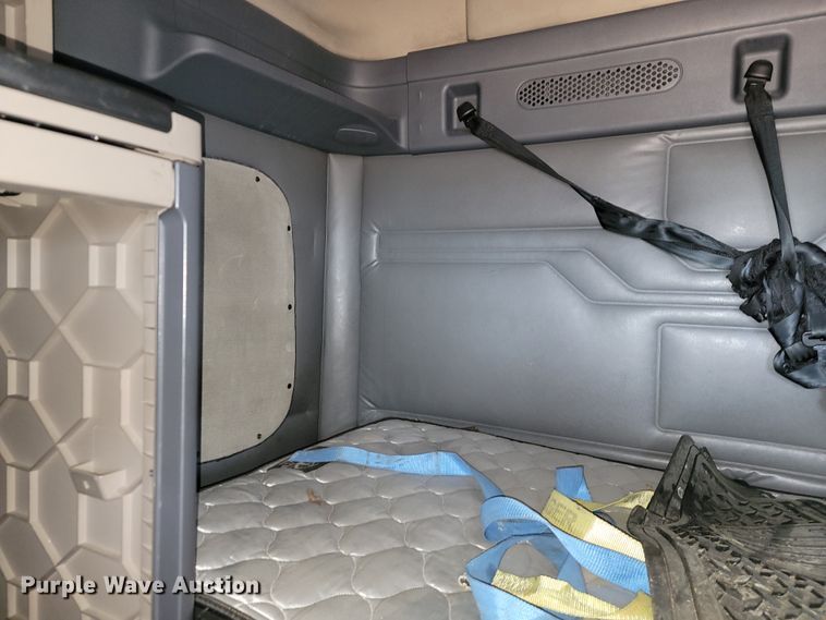 image for item JE9972 2016 Freightliner Cascadia  semi truck