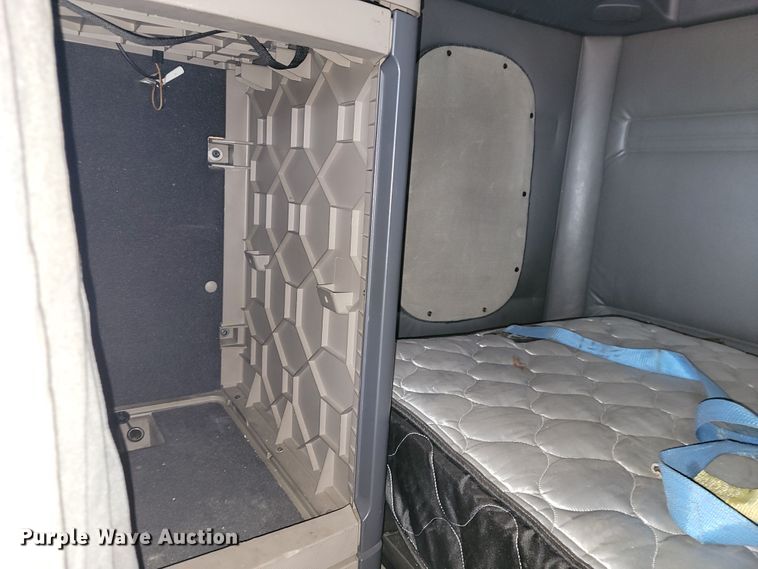 image for item JE9972 2016 Freightliner Cascadia  semi truck