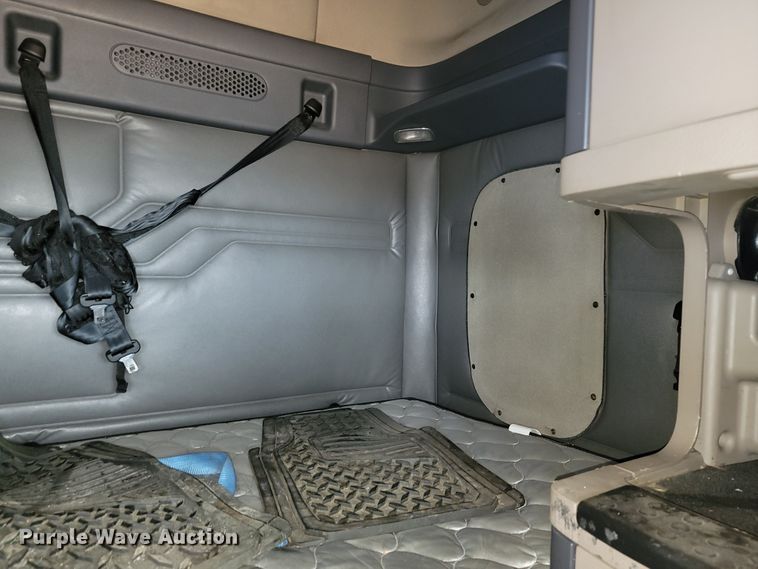 image for item JE9972 2016 Freightliner Cascadia  semi truck