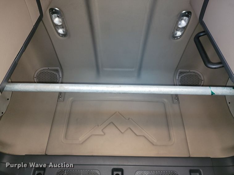 image for item JE9972 2016 Freightliner Cascadia  semi truck