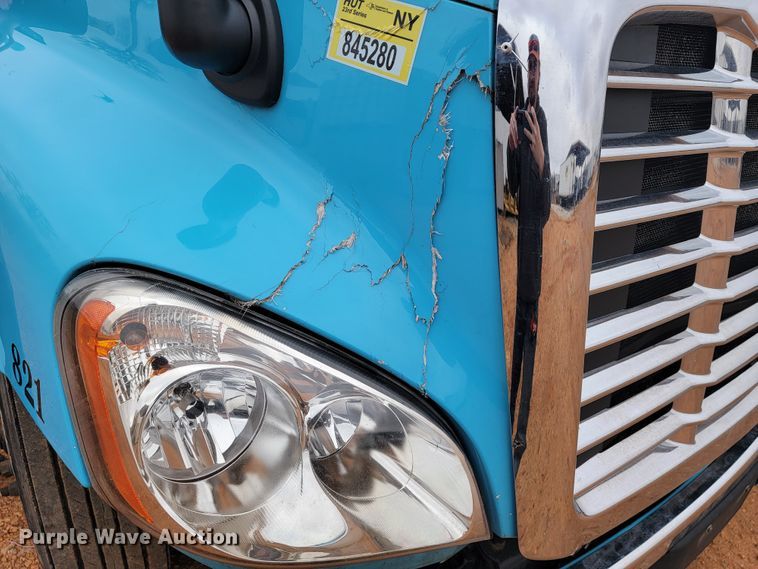 image for item JE9972 2016 Freightliner Cascadia  semi truck