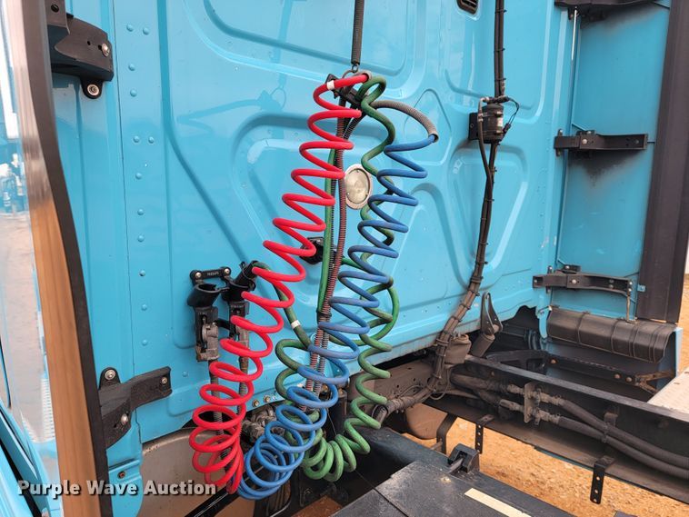 image for item JE9972 2016 Freightliner Cascadia  semi truck