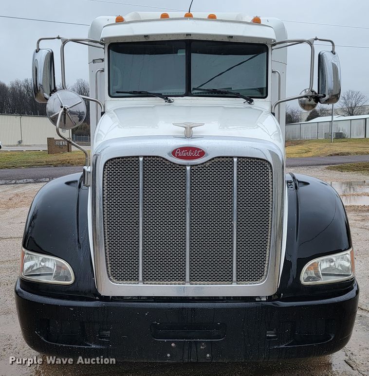 image for item JE9989 2011 Peterbilt 386  semi truck
