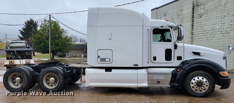 image for item JE9989 2011 Peterbilt 386  semi truck