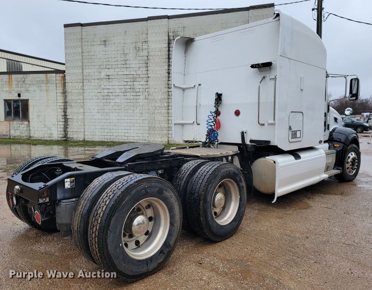 image for item JE9989 2011 Peterbilt 386  semi truck