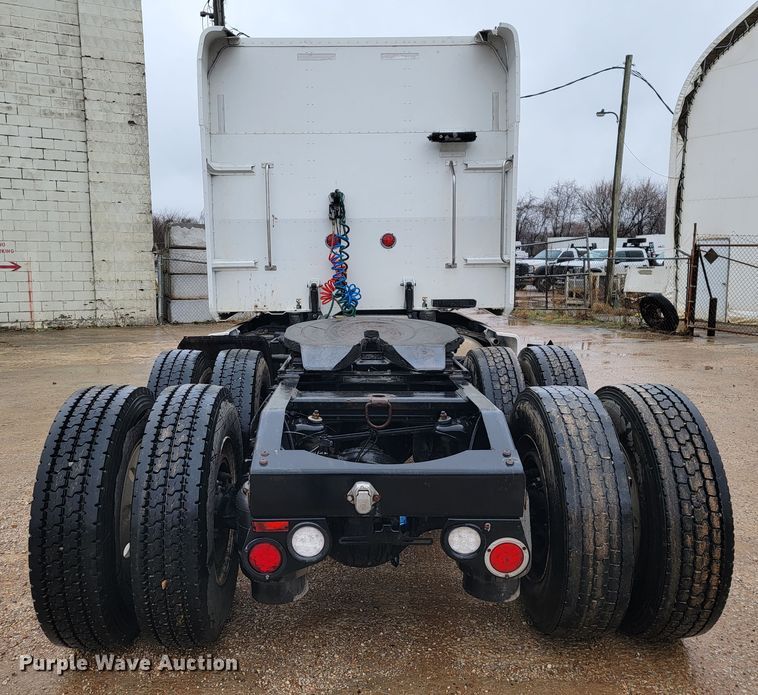 image for item JE9989 2011 Peterbilt 386  semi truck