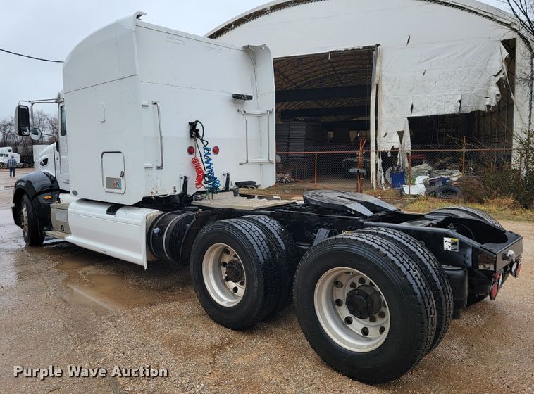 image for item JE9989 2011 Peterbilt 386  semi truck