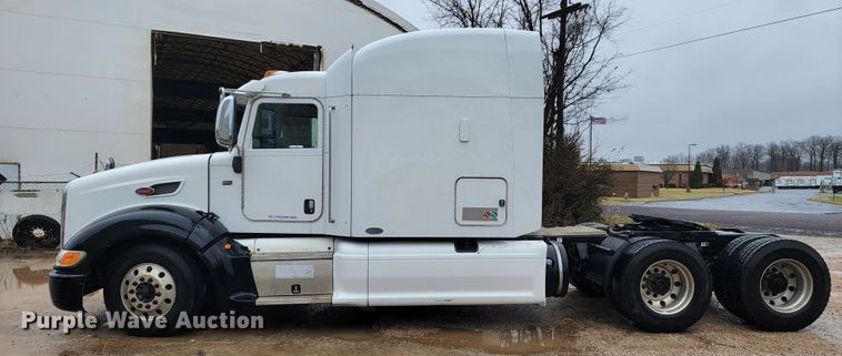 image for item JE9989 2011 Peterbilt 386  semi truck
