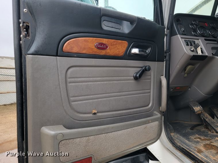 image for item JE9989 2011 Peterbilt 386  semi truck