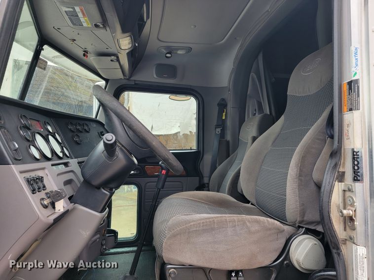 image for item JE9989 2011 Peterbilt 386  semi truck